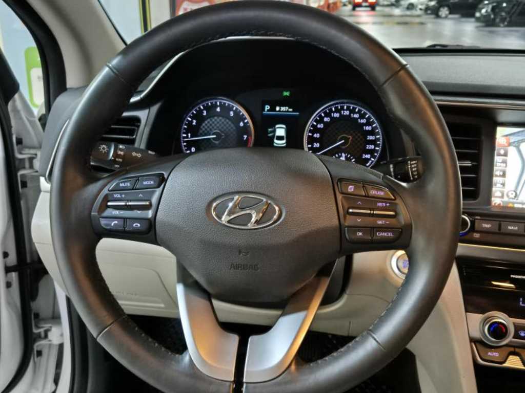 HYUNDAI Avante - Vista 12
