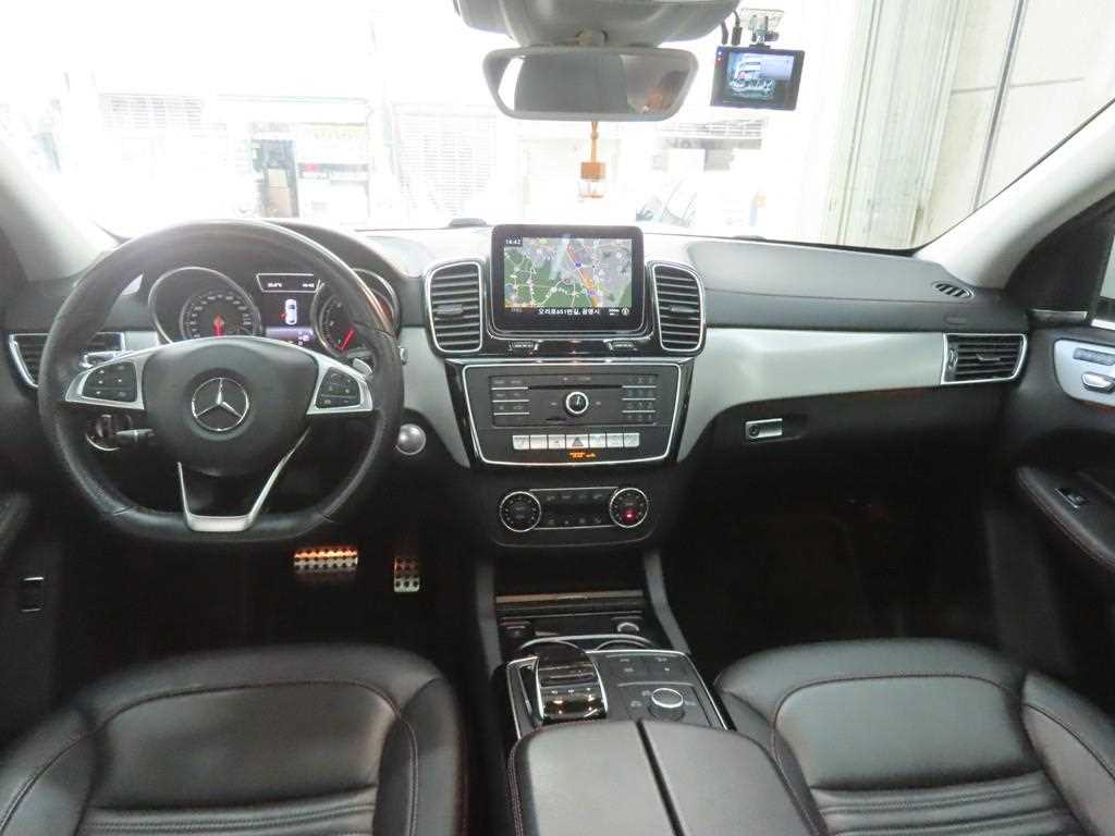 Mercedes Benz GLE Class - Vista 9