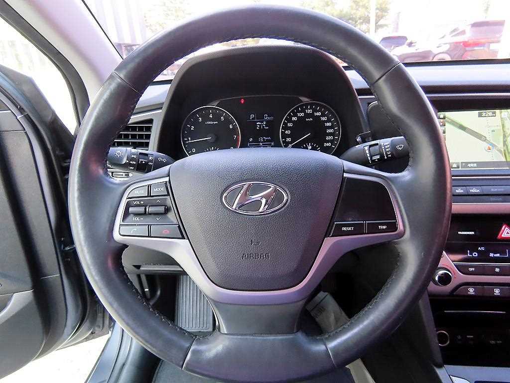 HYUNDAI Avante - Vista 10