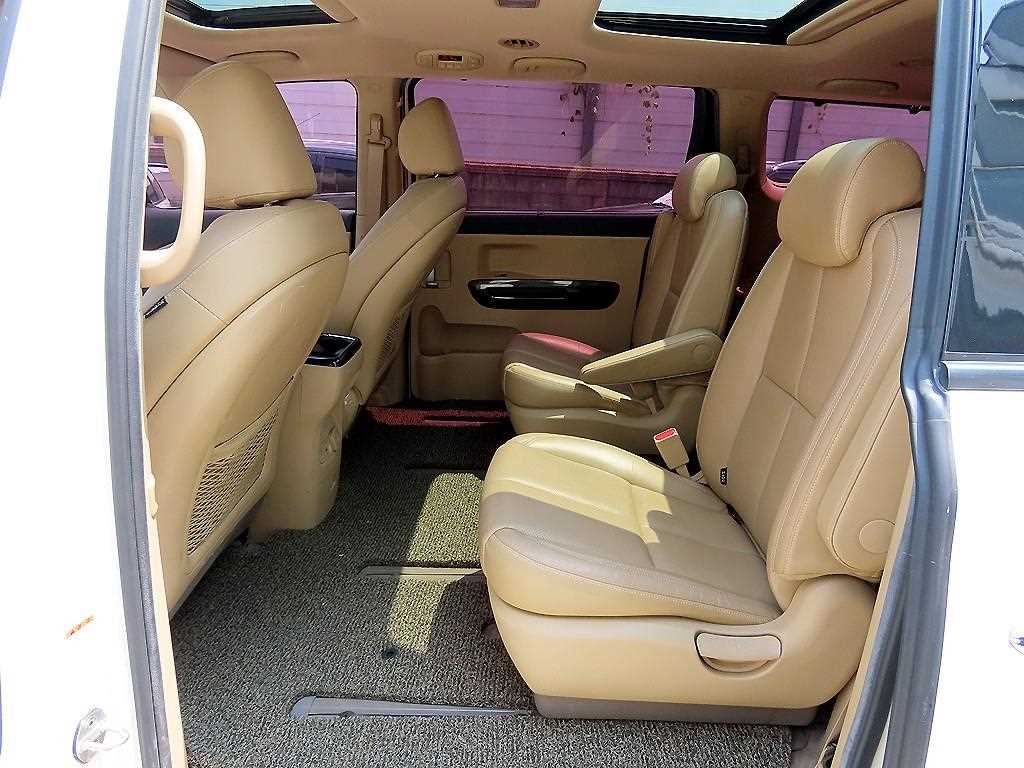 KIA Carnival - Vista 8
