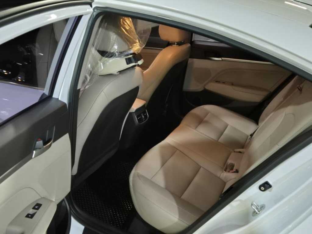 HYUNDAI Avante - Vista 9