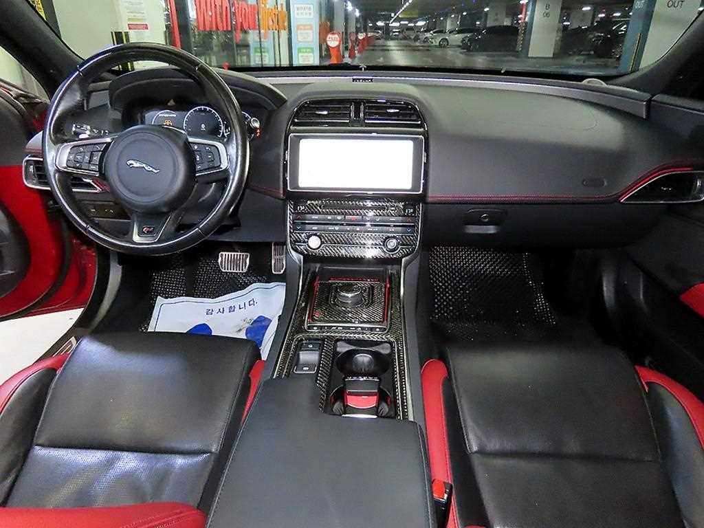 Jaguar XE - Vista 12