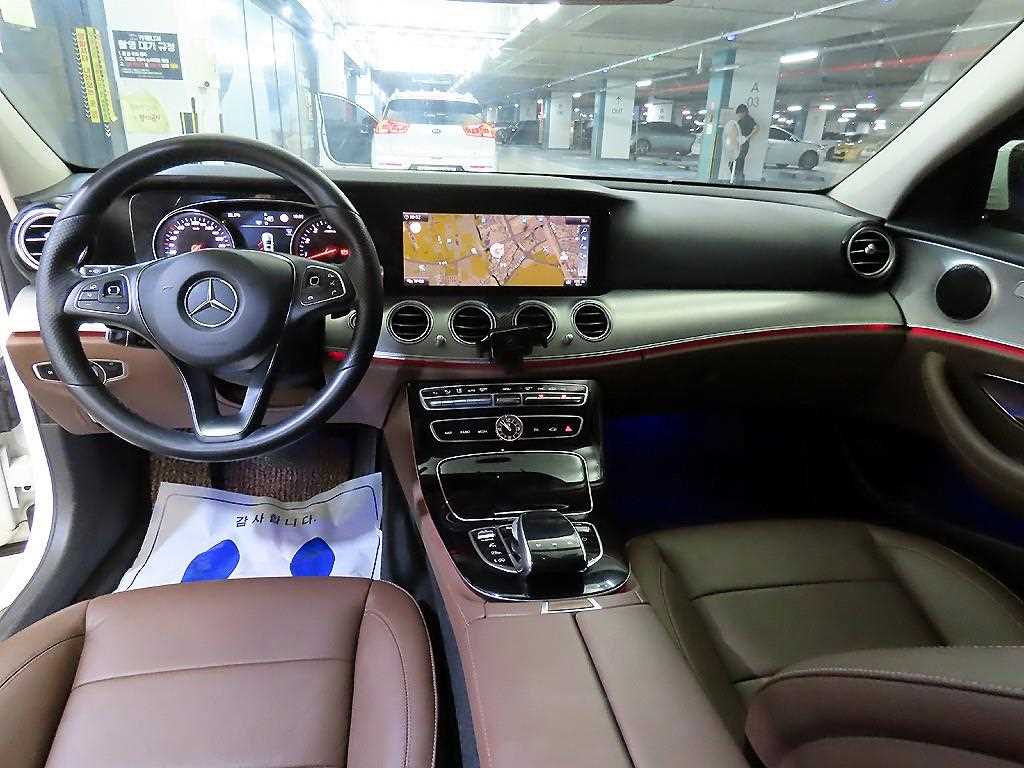 Mercedes Benz E class - Vista 12