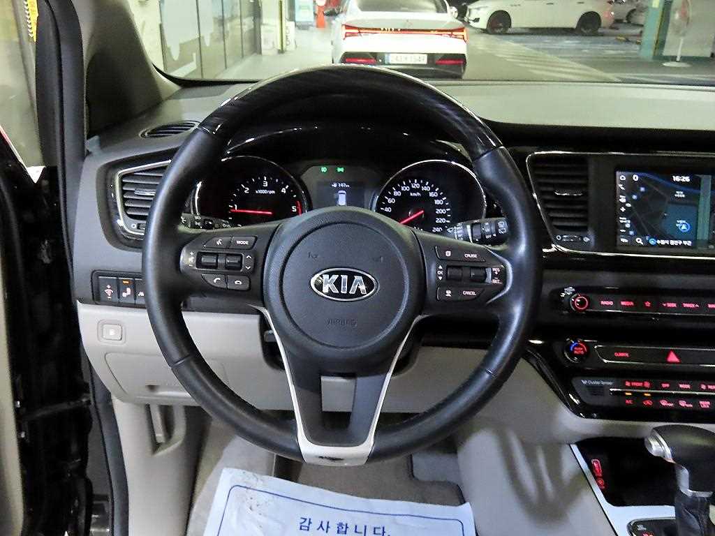 KIA Carnival - Vista 11