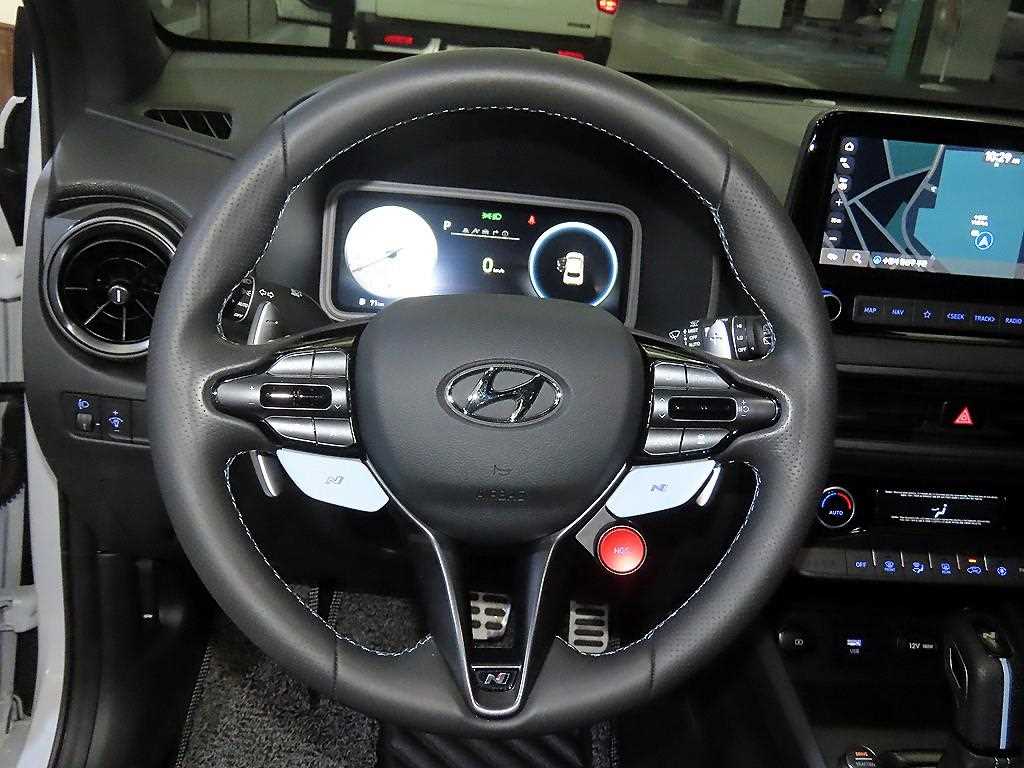 HYUNDAI Kona - Vista 10