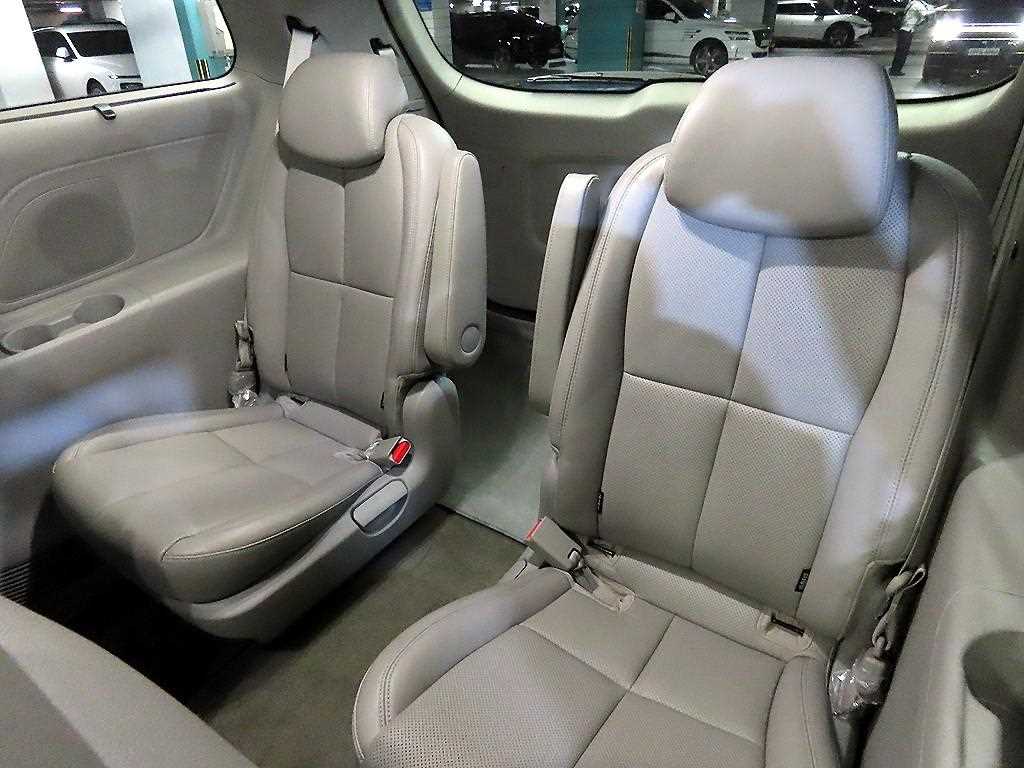 KIA Carnival - Vista 10