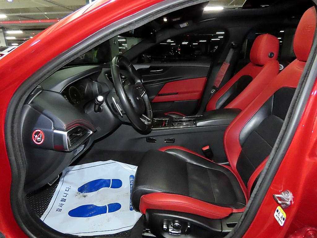 Jaguar XE - Vista 8