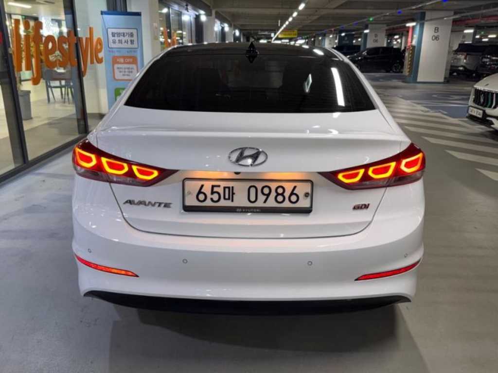 HYUNDAI Avante - Vista 7