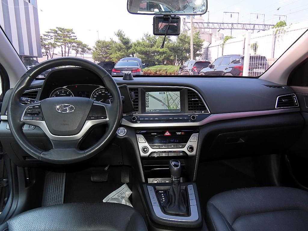 HYUNDAI Avante - Vista 9