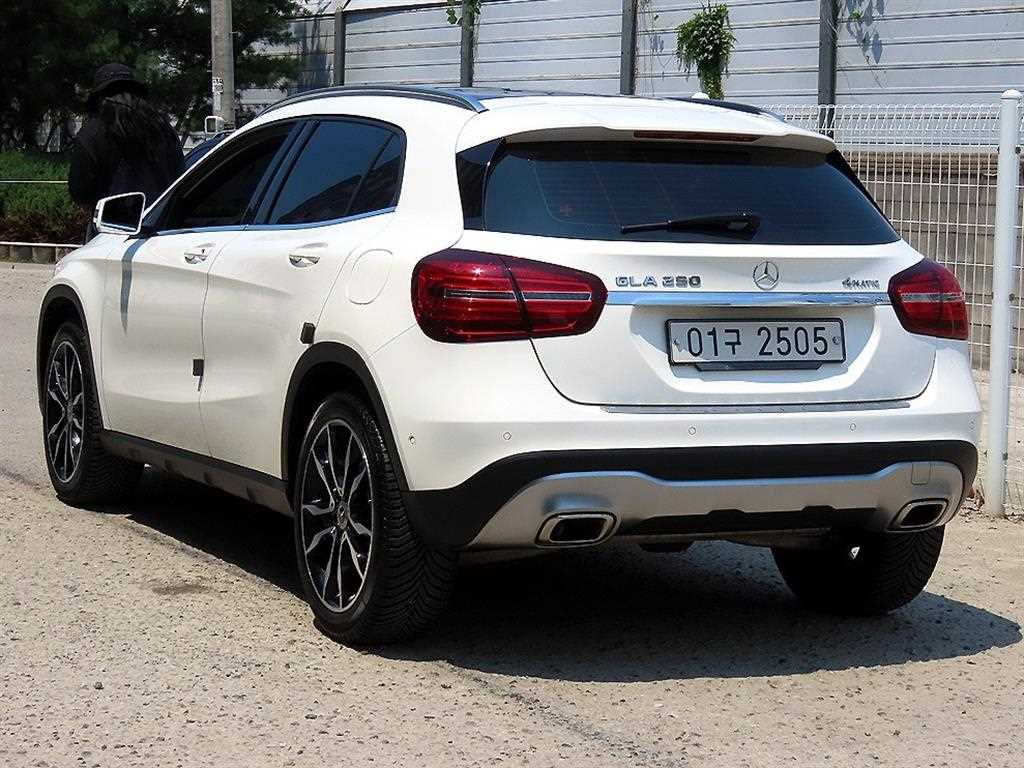 Mercedes Benz GLA Class - Vista 3