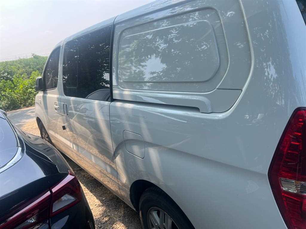 HYUNDAI Starex - Vista 3
