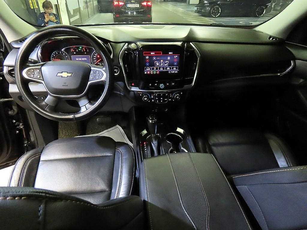 Chevrolet Travers - Vista 12
