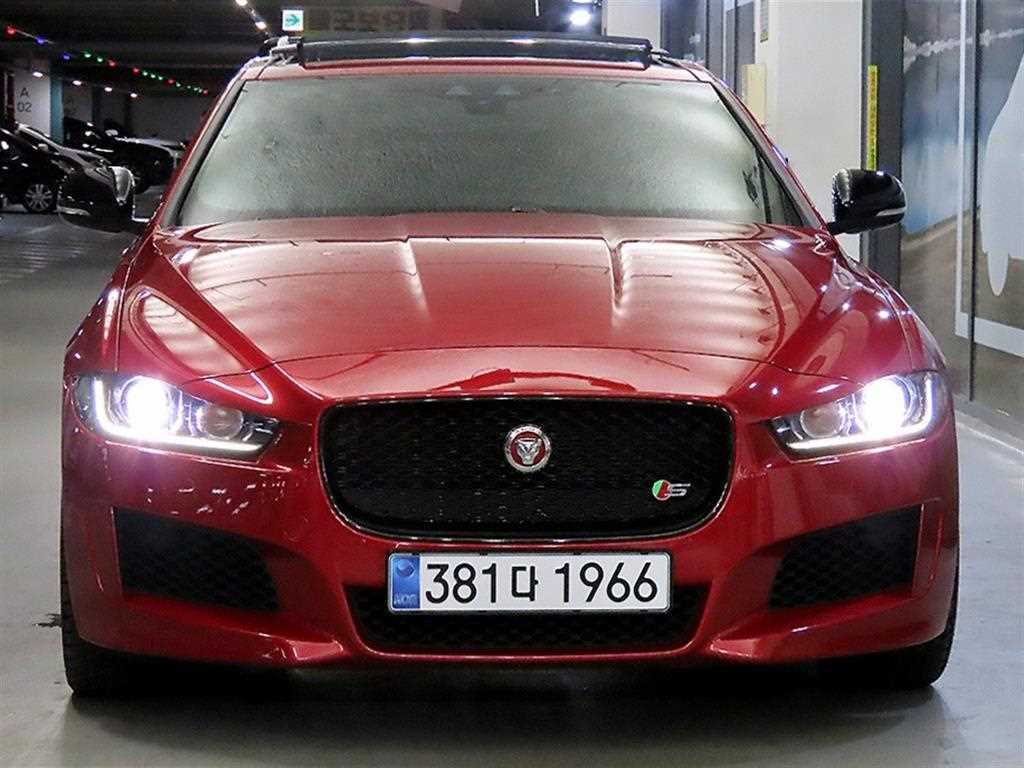 Jaguar XE - Vista 2