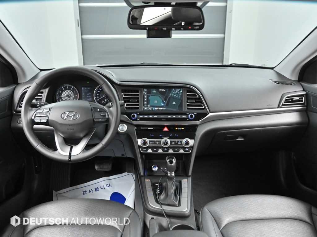 HYUNDAI Avante - Vista 9