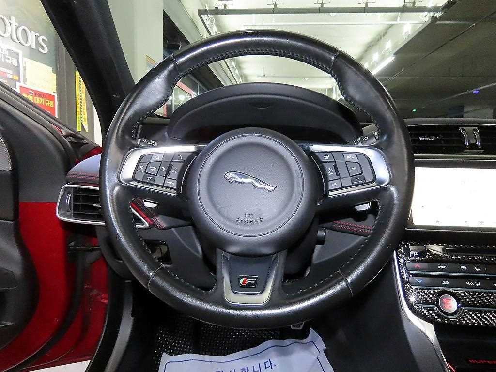 Jaguar XE - Vista 10