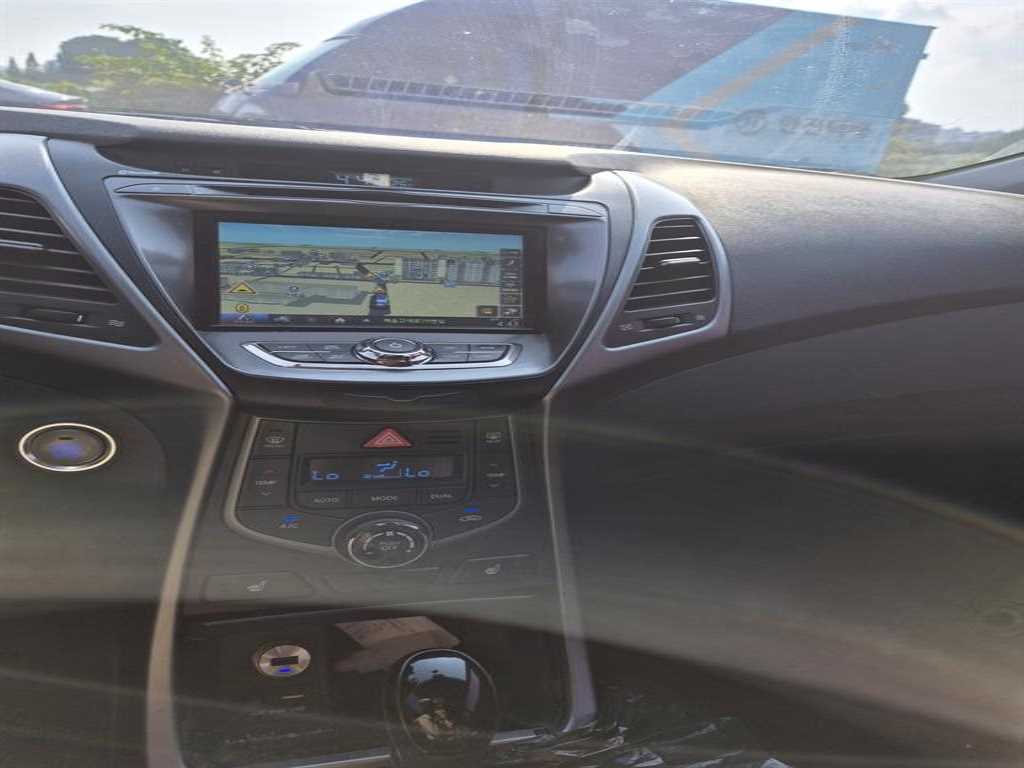 HYUNDAI Avante - Vista 10