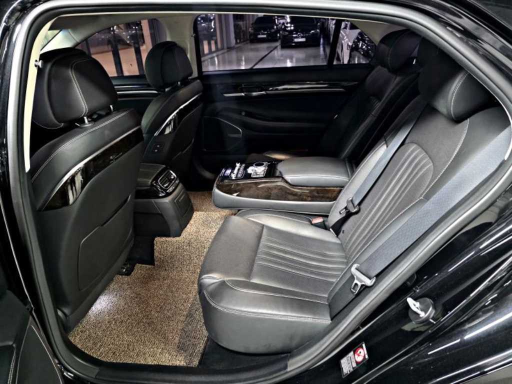 Genesis G90 - Vista 10