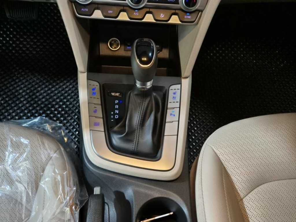HYUNDAI Avante - Vista 11