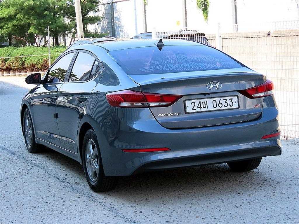 HYUNDAI Avante - Vista 3