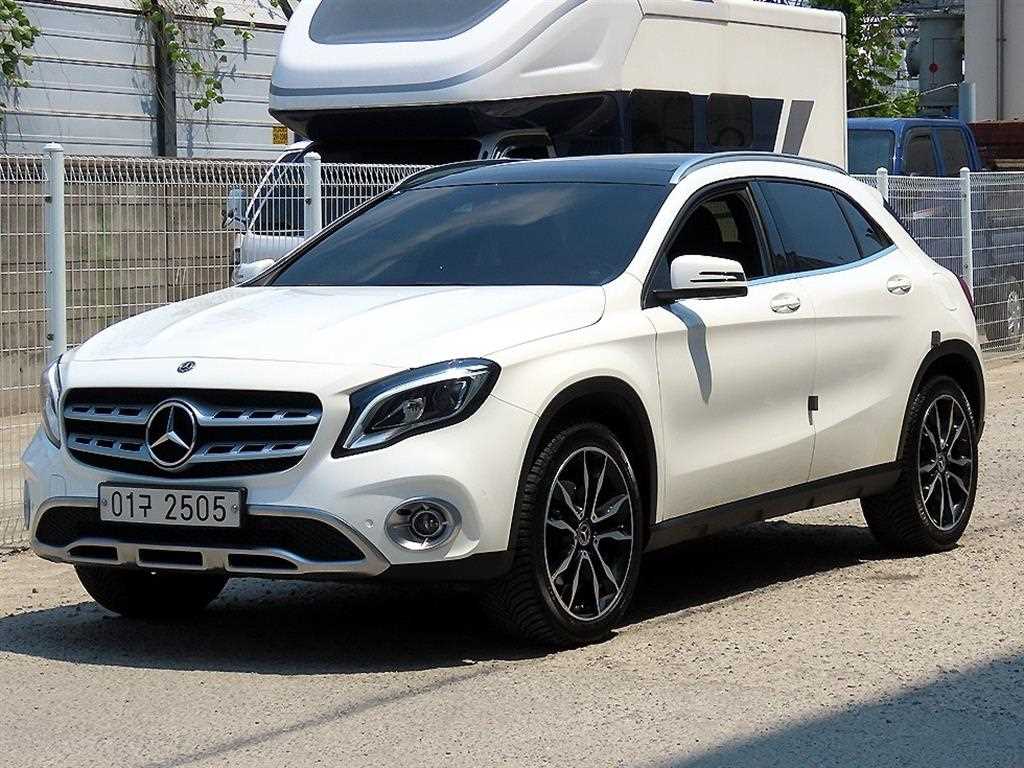 Mercedes Benz GLA Class - Vista 2