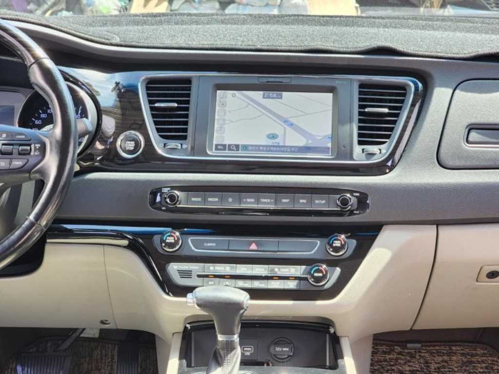 KIA Carnival - Vista 11