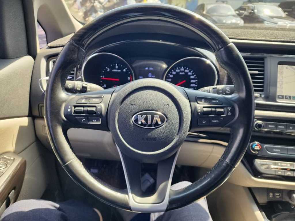 KIA Carnival - Vista 9