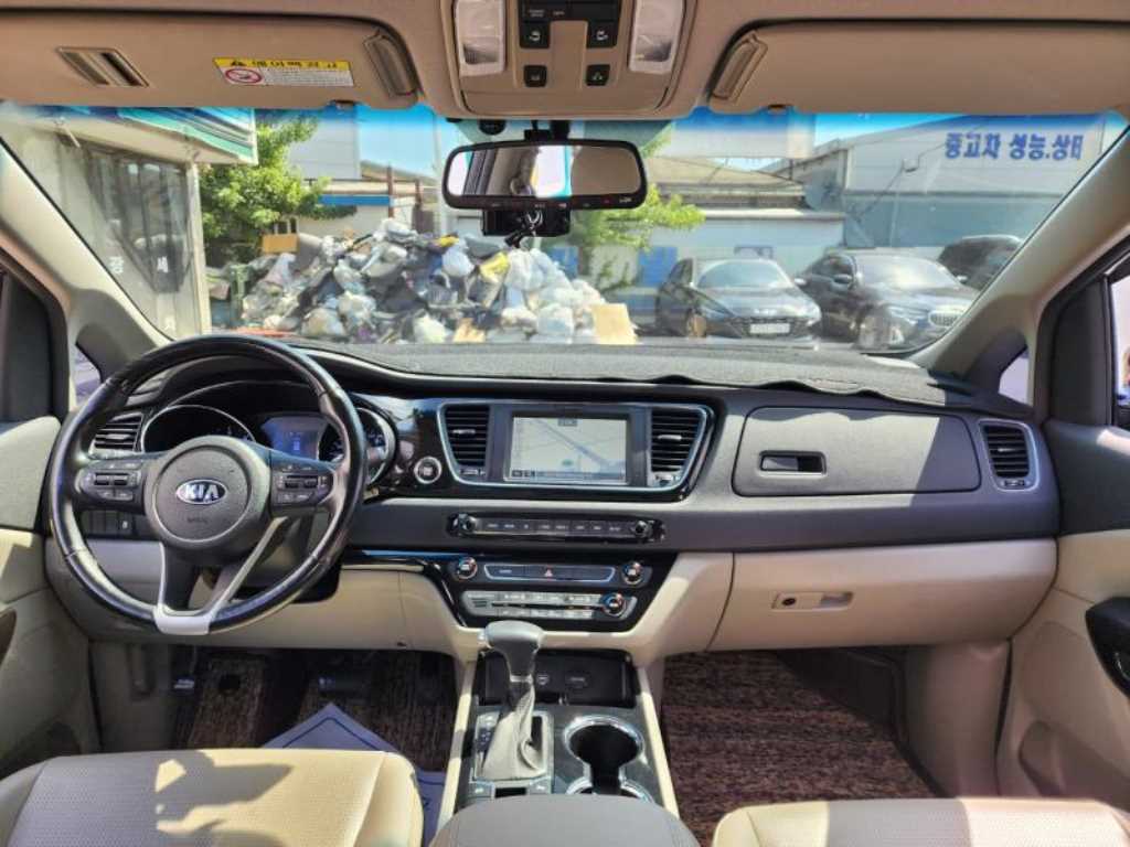 KIA Carnival - Vista 8