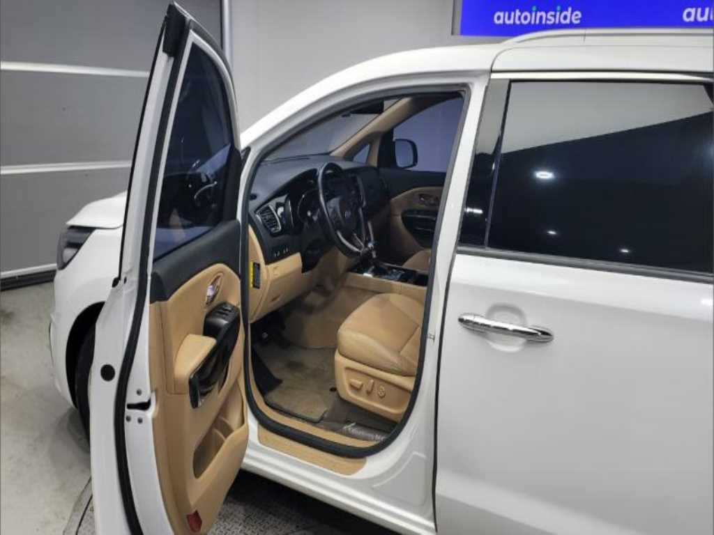 KIA Carnival - Vista 9