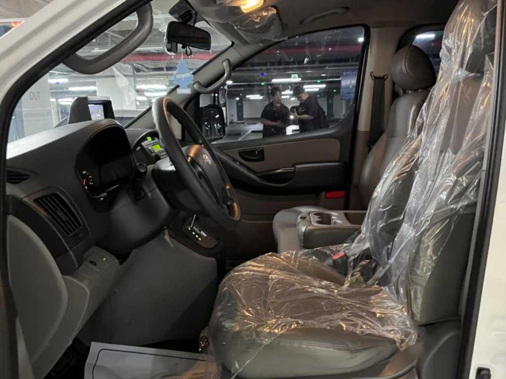 HYUNDAI Starex - Vista 10