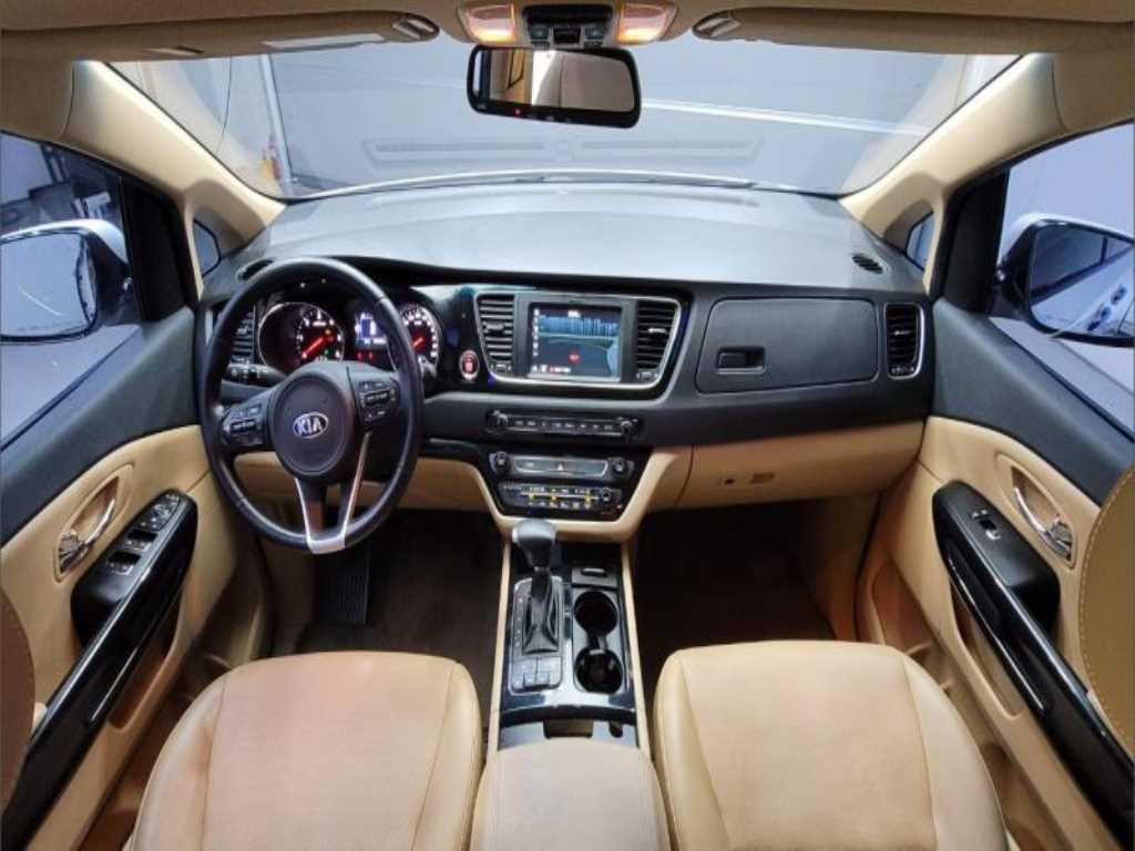 KIA Carnival - Vista 12