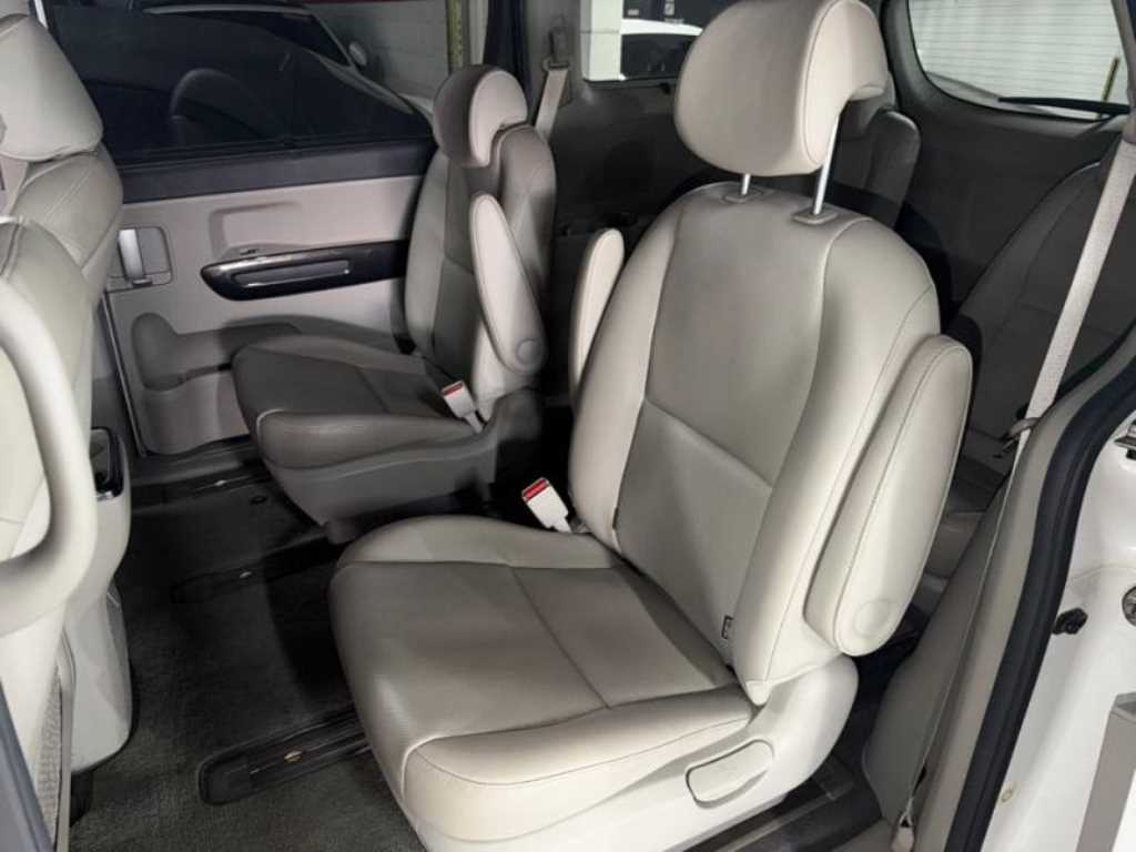 KIA Carnival - Vista 9