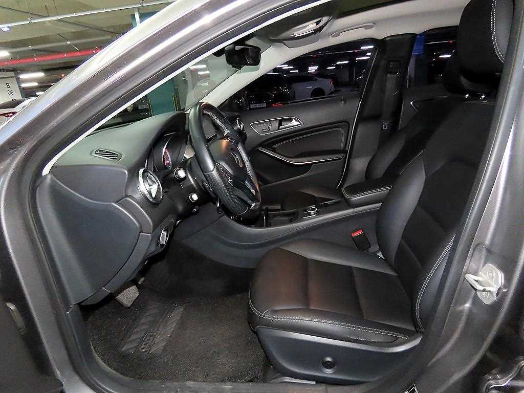 Mercedes Benz GLA Class - Vista 8