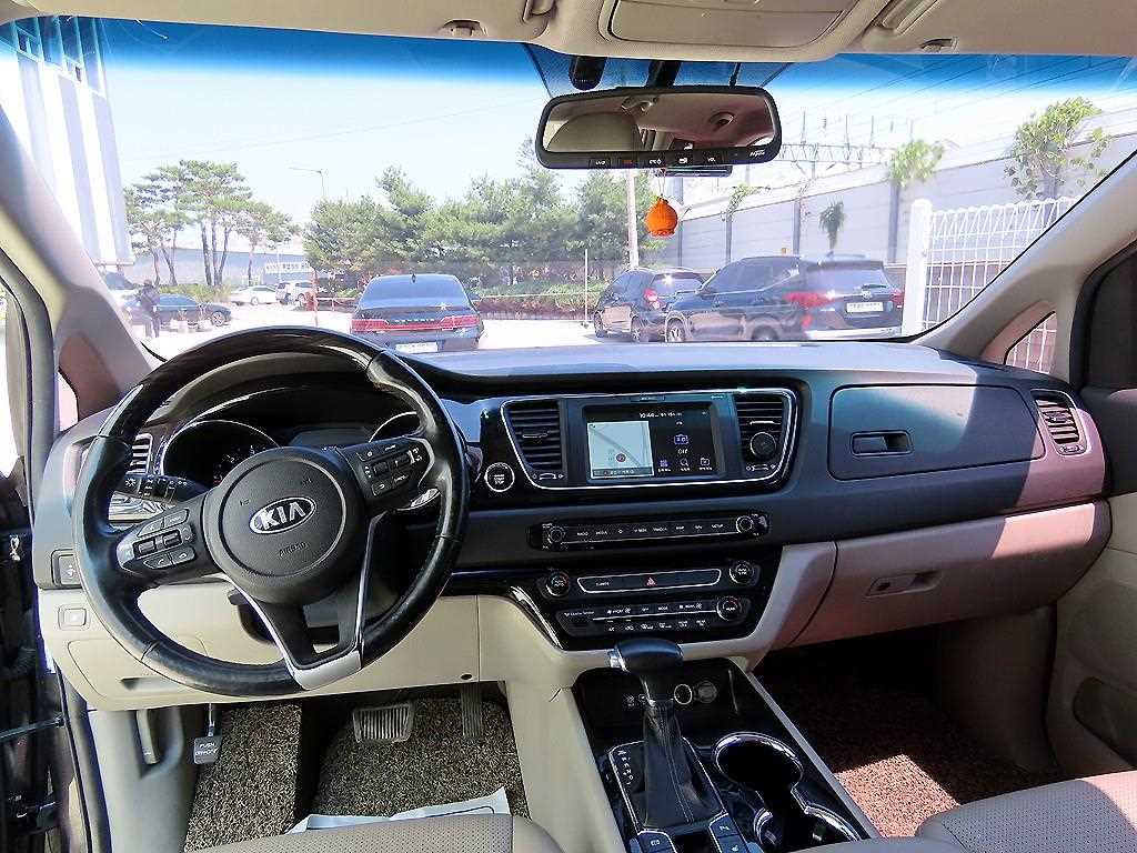KIA Carnival - Vista 10