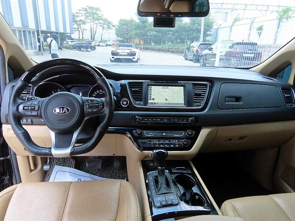 KIA Carnival - Vista 9