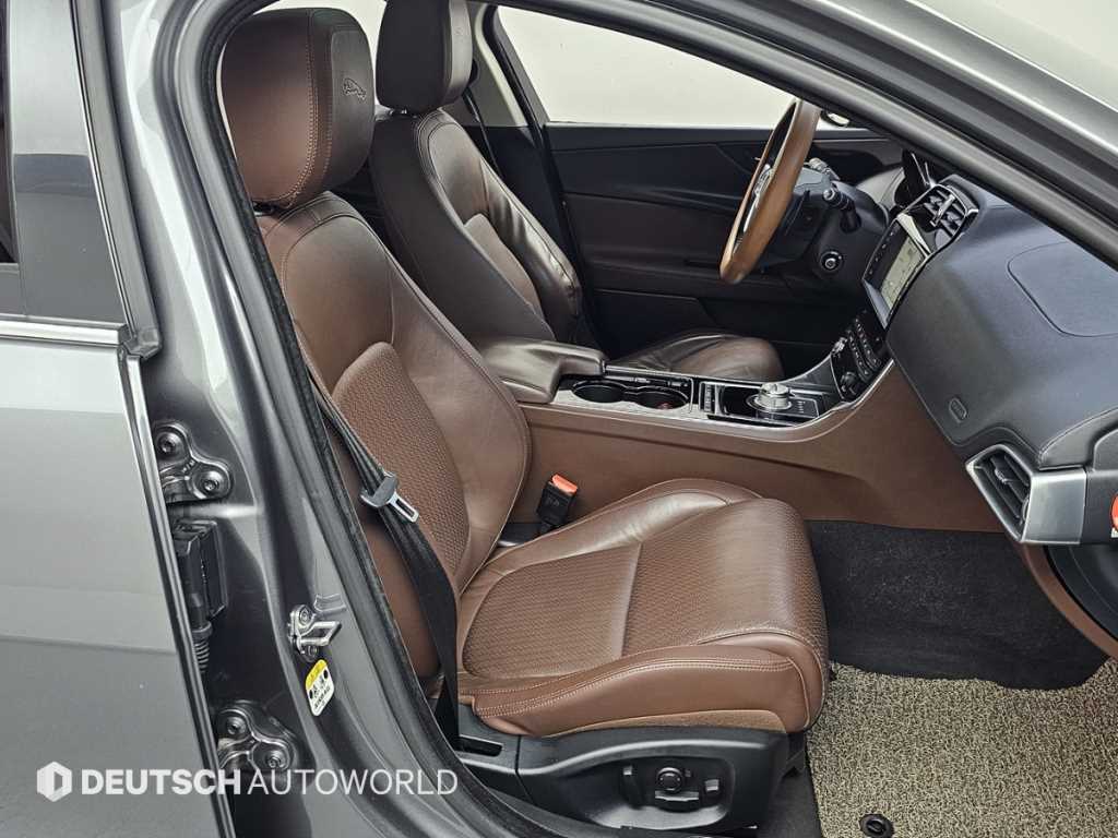 Jaguar XE - Vista 12