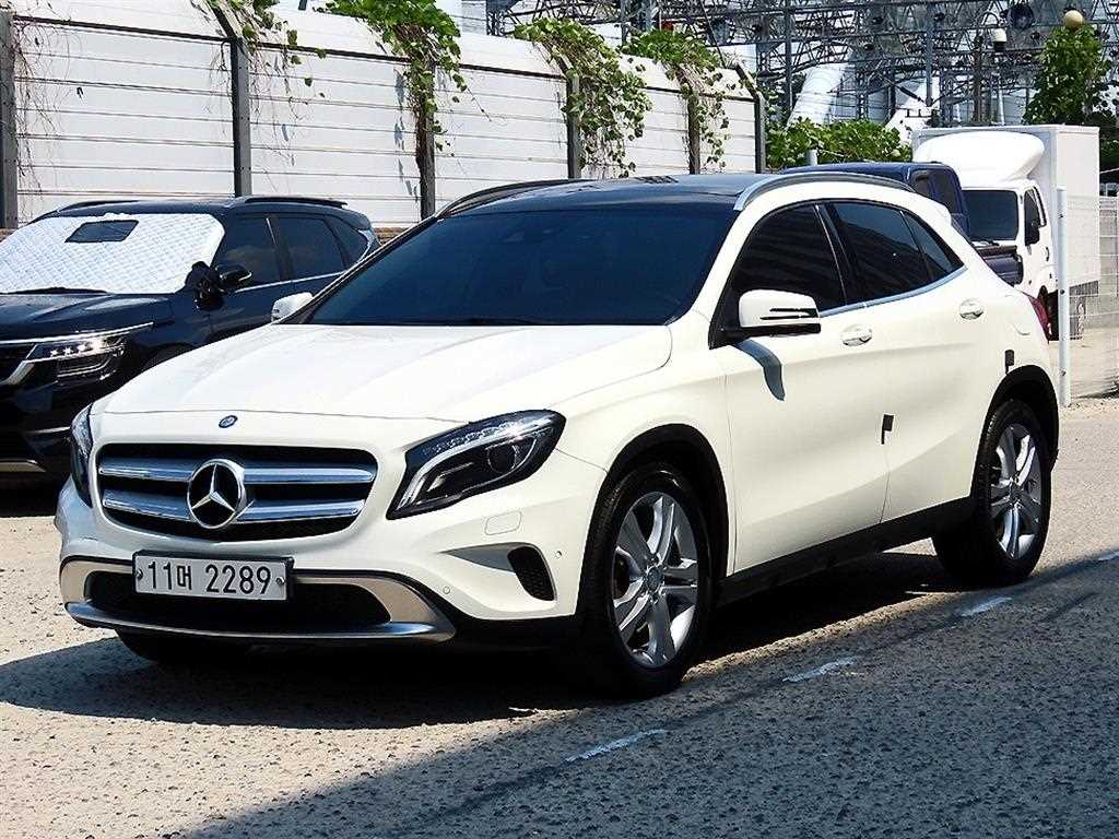 Mercedes Benz GLA Class - Vista 2