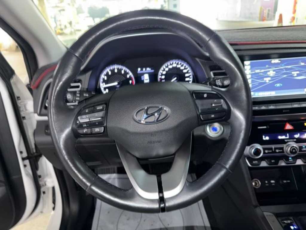 HYUNDAI Avante - Vista 10