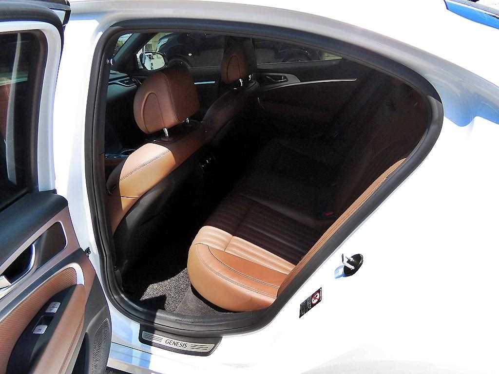 Genesis G70 - Vista 8