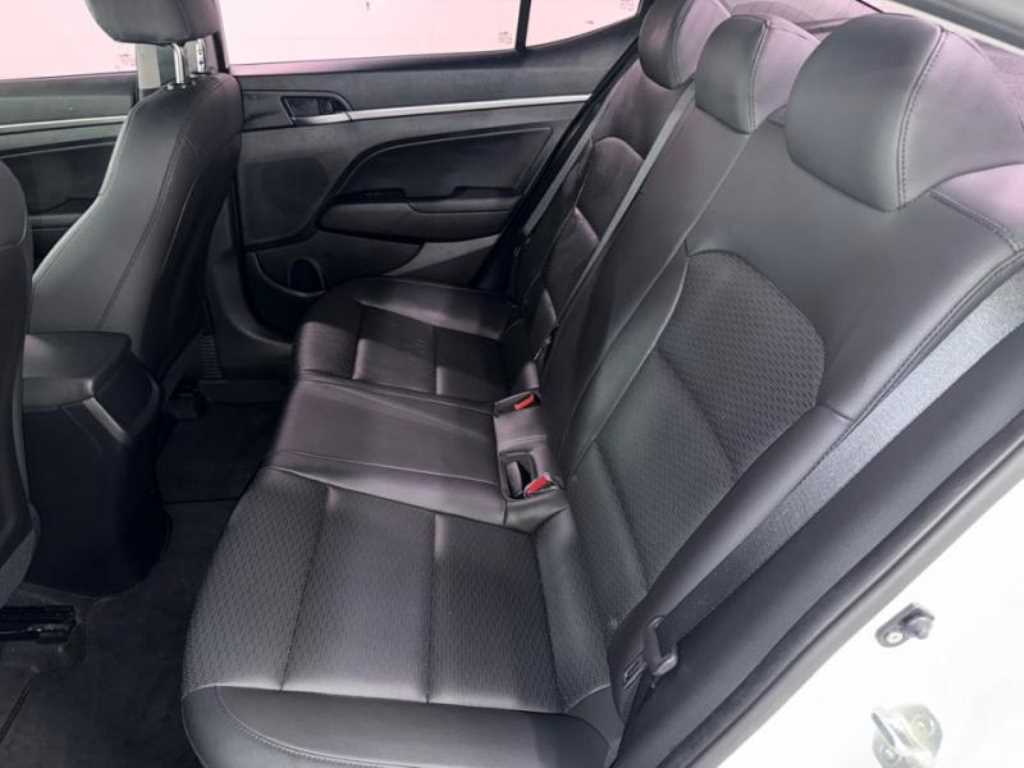 HYUNDAI Avante - Vista 9