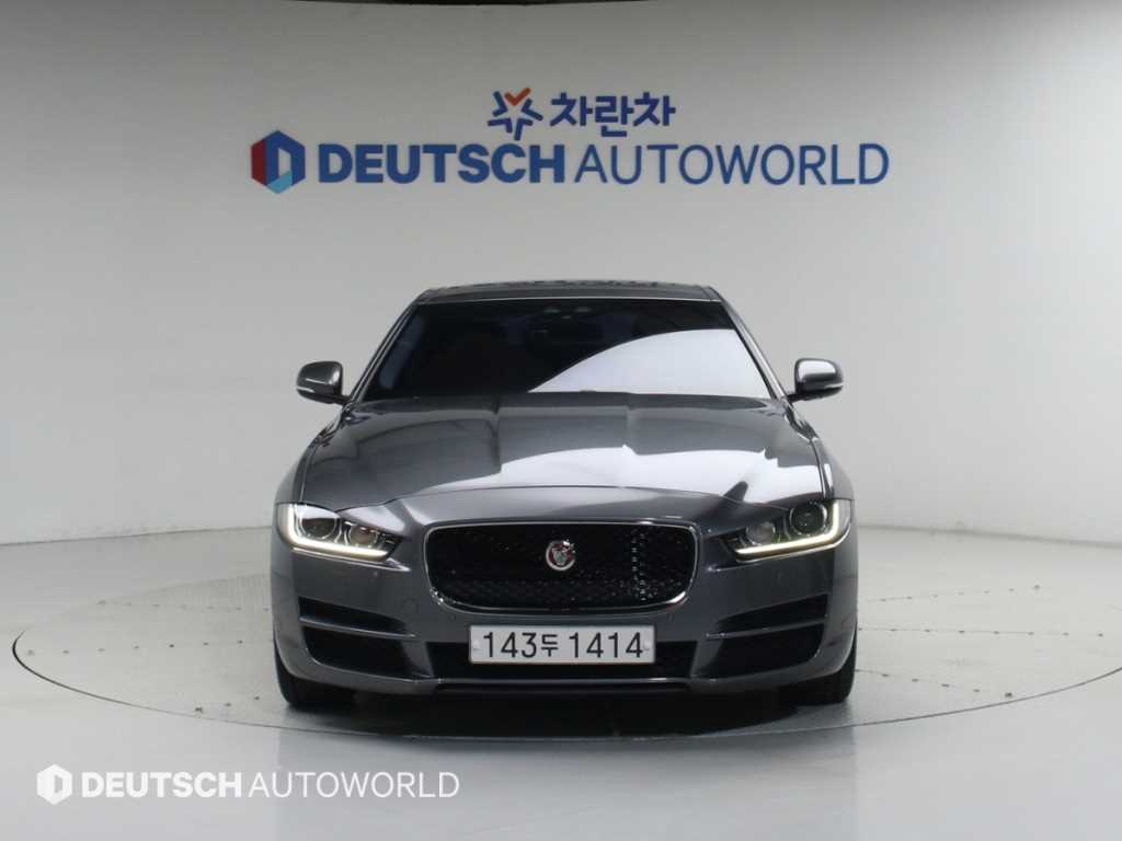 Jaguar XE - Vista 3