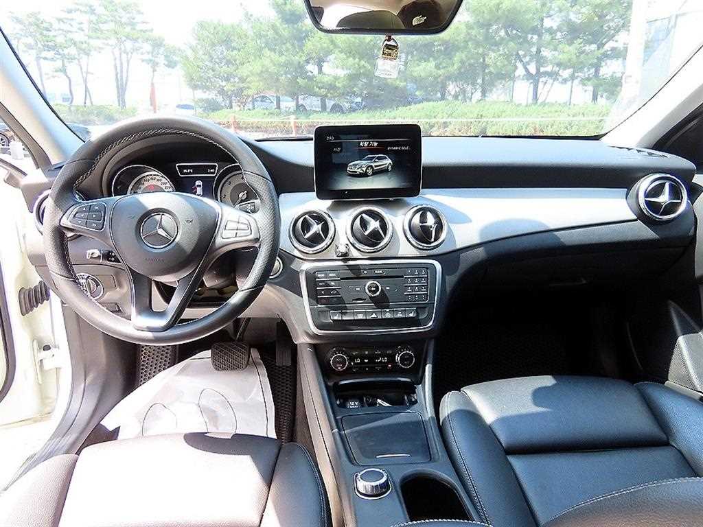 Mercedes Benz GLA Class - Vista 9