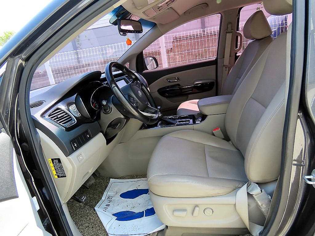 KIA Carnival - Vista 7