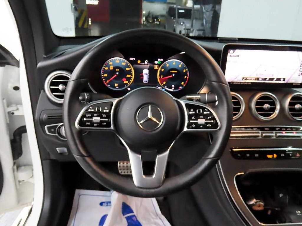Mercedes Benz GLC Class - Vista 11