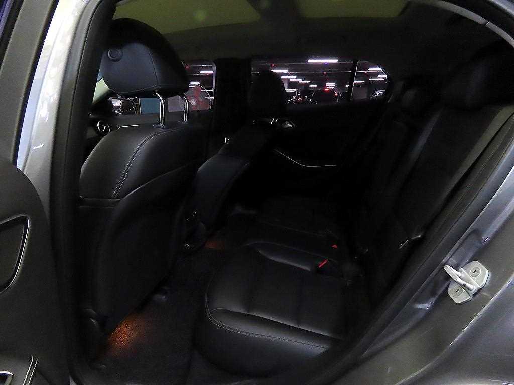 Mercedes Benz GLA Class - Vista 9