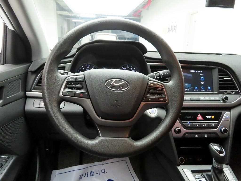 HYUNDAI Avante - Vista 10