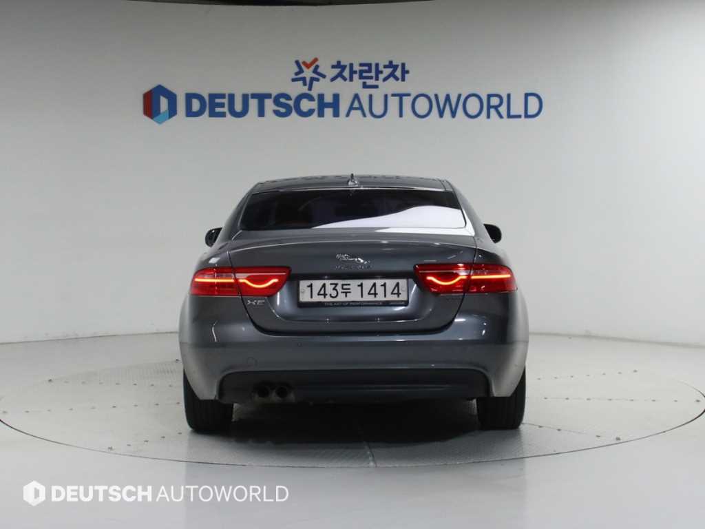 Jaguar XE - Vista 6
