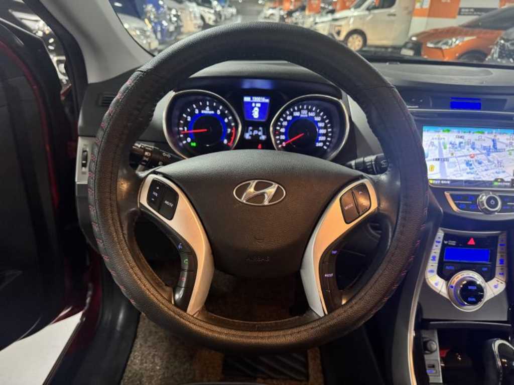 HYUNDAI Avante - Vista 11