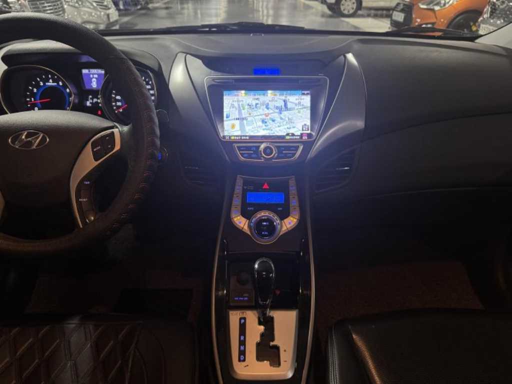 HYUNDAI Avante - Vista 9