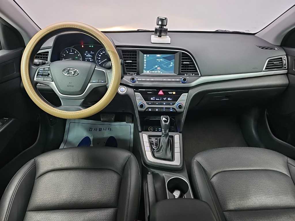 HYUNDAI Avante - Vista 9