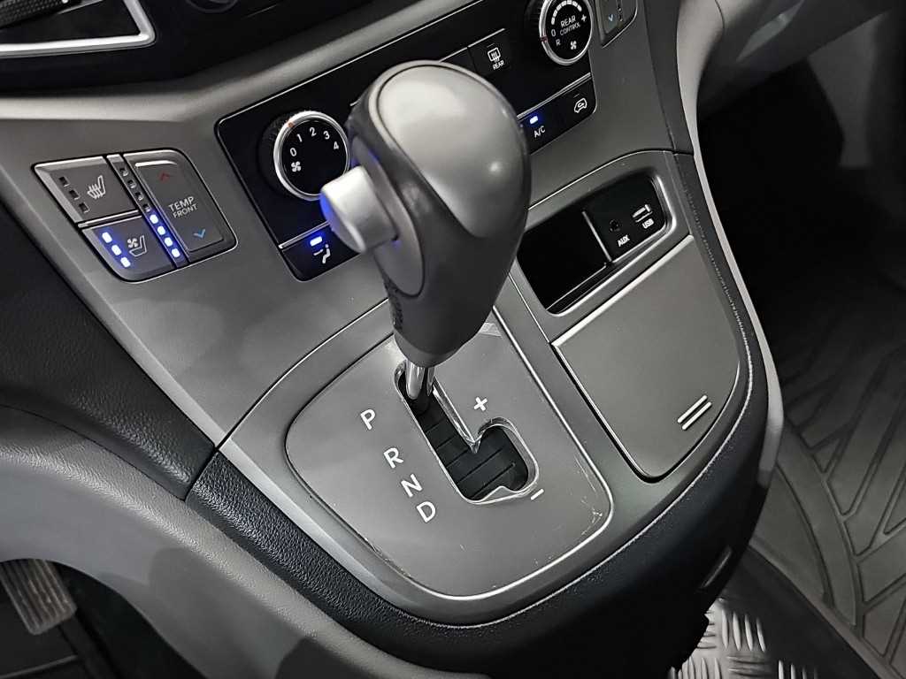 HYUNDAI Starex - Vista 10